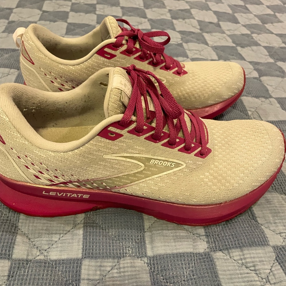 Brooks Women's Levitate Athletic Shoes -
